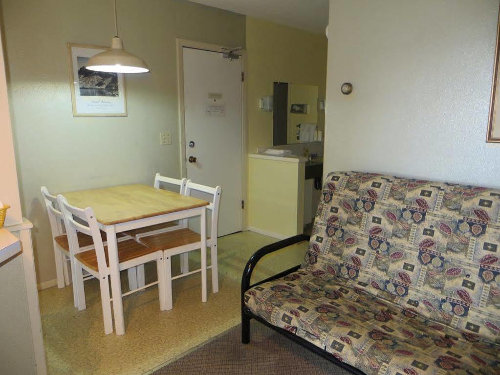 Harrison Village Motel Harrison Hot Springs Extérieur photo